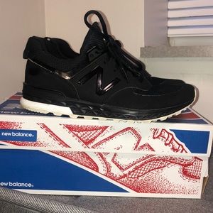 Black New Balance  tennis shoes